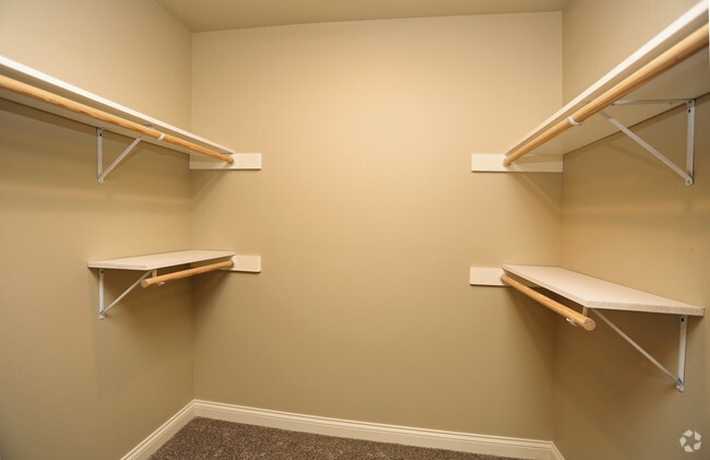 Walk-in Closet - THE GATEWAY