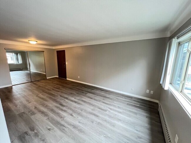 Foto del edificio - Bright Top Floor Corner Unit Available Now...