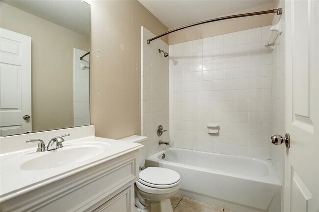 Foto del edificio - 934 E Heights Hollow Ln