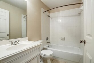 Building Photo - 934 E Heights Hollow Ln