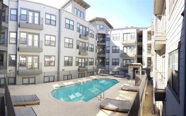 Building Photo - 2502 Leon St