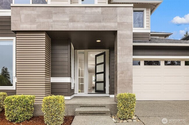 Building Photo - Luxurious & Spacious 5-bedroom home with a...