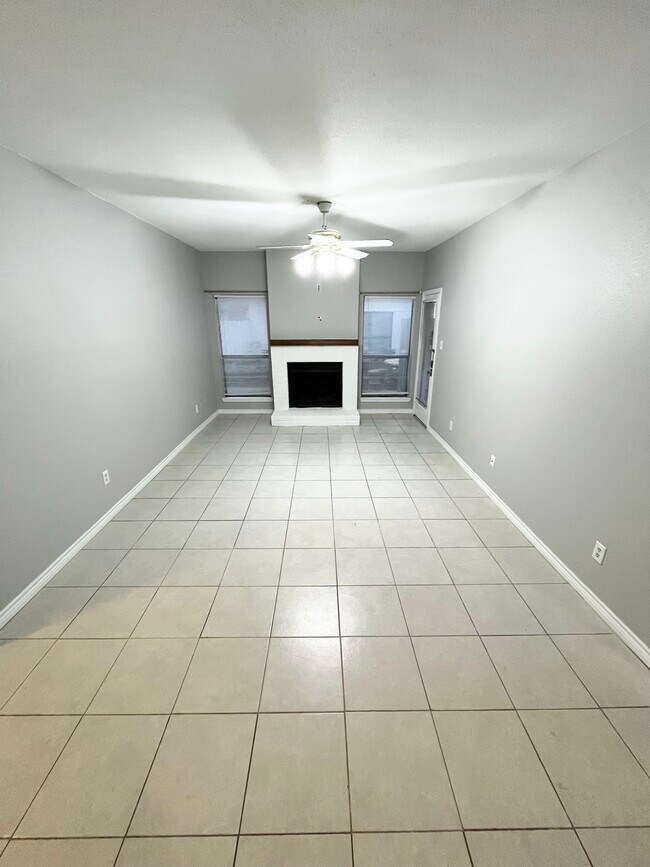 Foto del edificio - 7950 N Stadium Dr