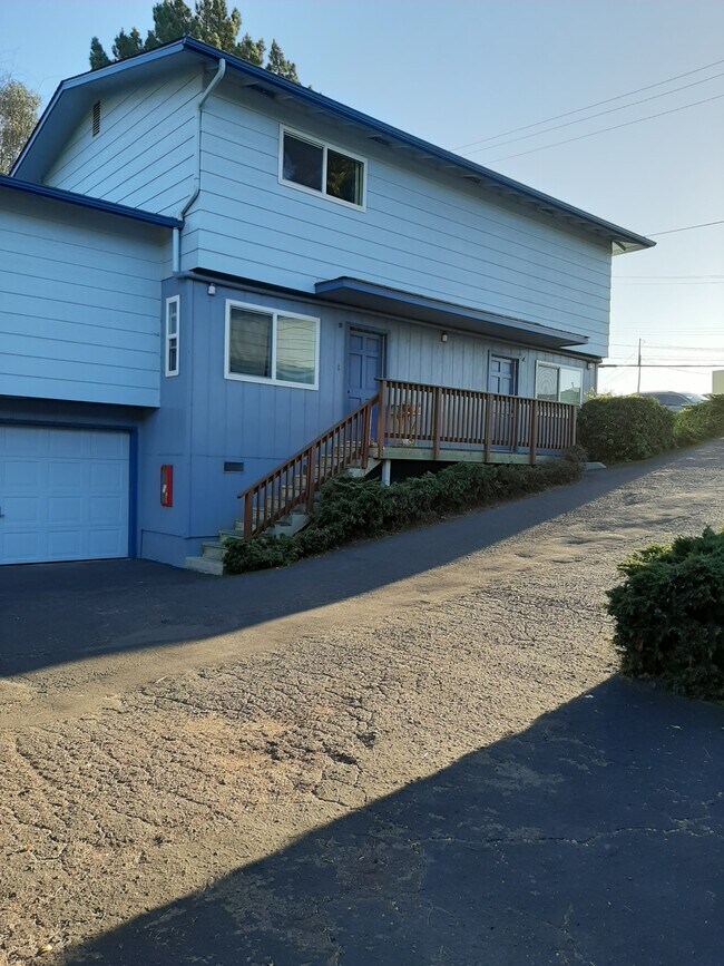 Apartment Building - 720 Kern Ave