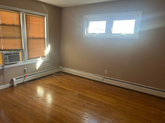 Living Room (pic #2) - 33 Rose St