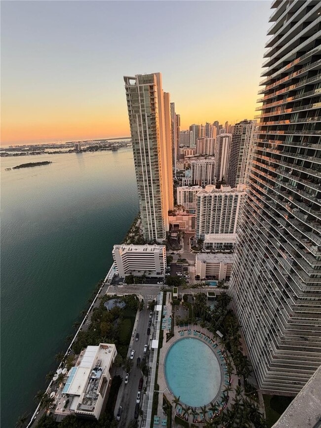 Foto del edificio - 650 NE 32nd St