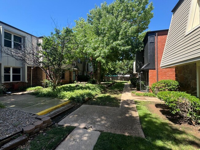 Foto del edificio - $500 OFF MOVE IN SPECIAL | Cozy Townhome in Quail Creek 2/2.5/2 Car Garage