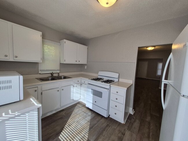 Building Photo - 2 bedroom, 1 bathroom home on large corner...