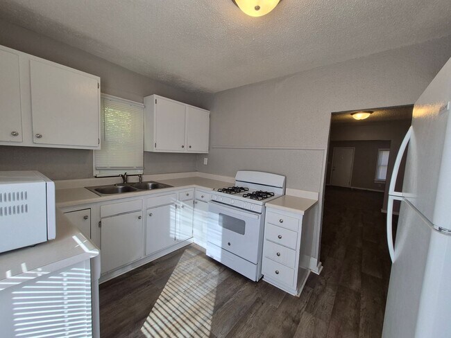 Foto del edificio - 2 bedroom, 1 bathroom home on large corner...