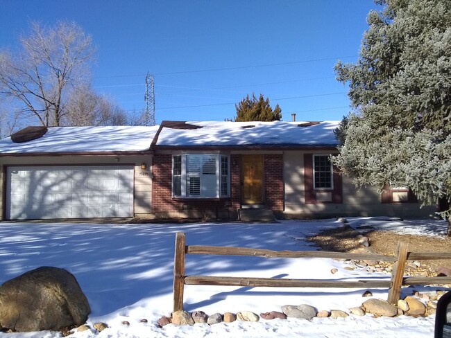 Building Photo - 3 bed, 1 Bath, 1000 SF with washer/dryer, ...