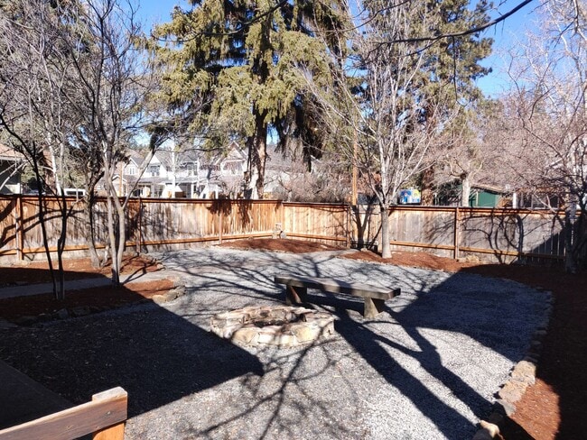 Foto del edificio - NW Bend 3x2 single-story hidden gem with huge fenced yard!