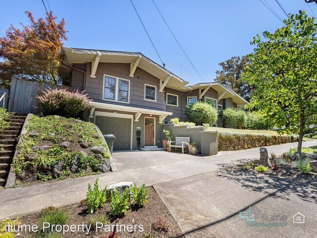 Building Photo - 2 br, 1 bath House - 4105 SE Oak St. Unit B