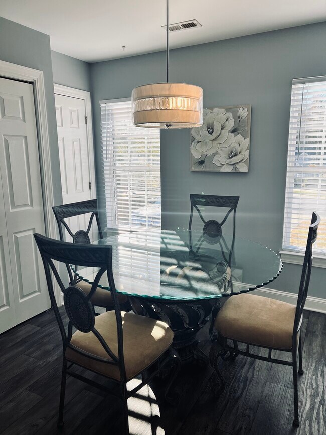 Foto del edificio - 1525 Pine Brook Ct