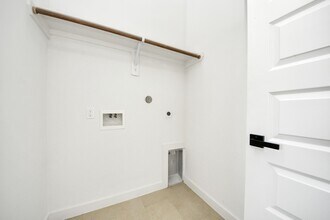 Building Photo - 1216 D E 34th St