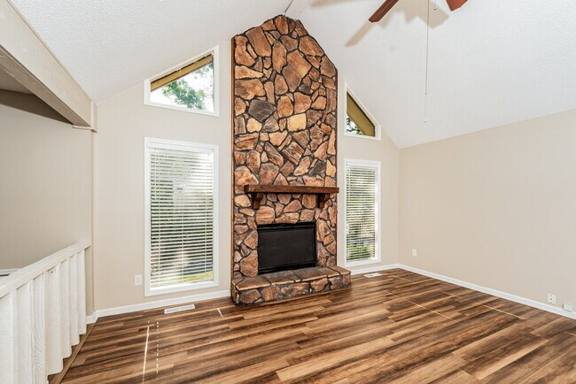 Foto del edificio - 5823 Willow Crest Dr