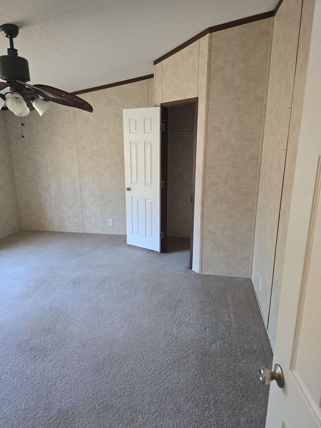 Building Photo - Refurbished 4 bedroom 2 bath