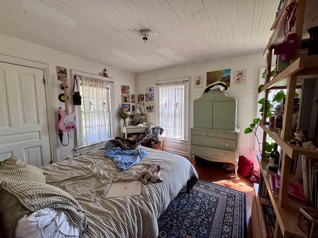 Building Photo - Spacious 6-Bedroom Home in the Heart of Ca...