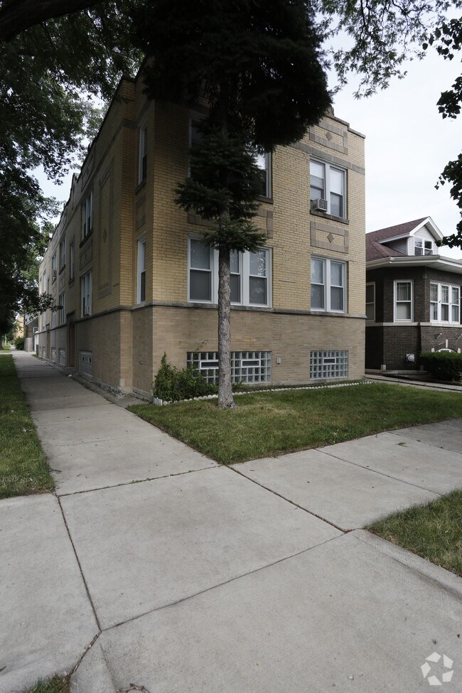 Building Photo - 3000 N Kostner Ave