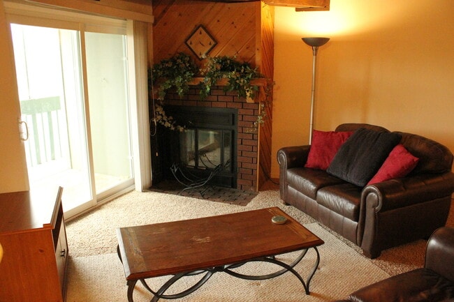 Building Photo - Treehouse Condo- 2 Bedroom/2 Bath Unit wit...