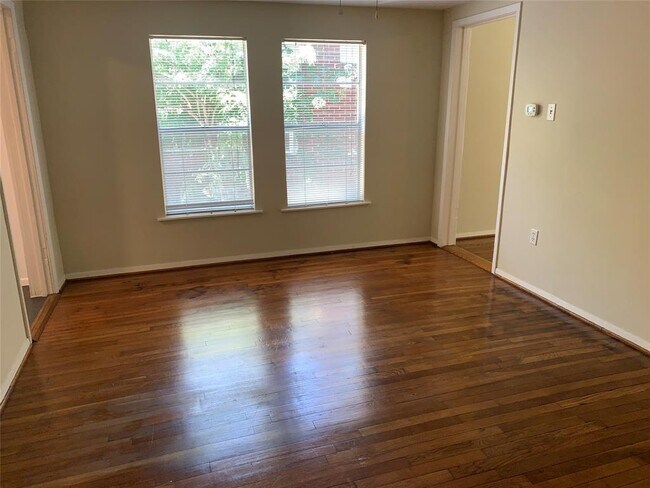 Foto del edificio - 1332 W Bell St