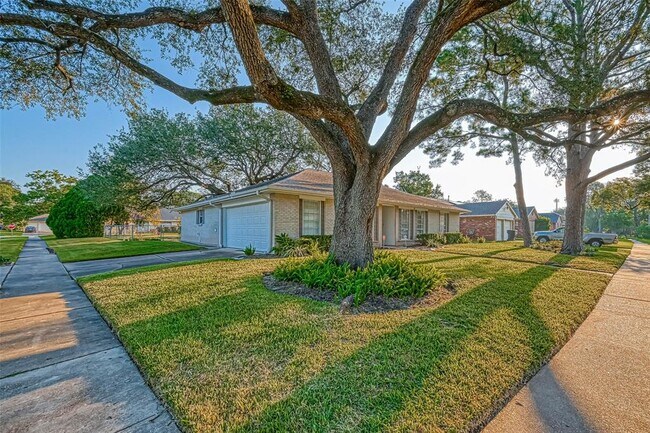 Building Photo - 8822 Edgemoor Dr