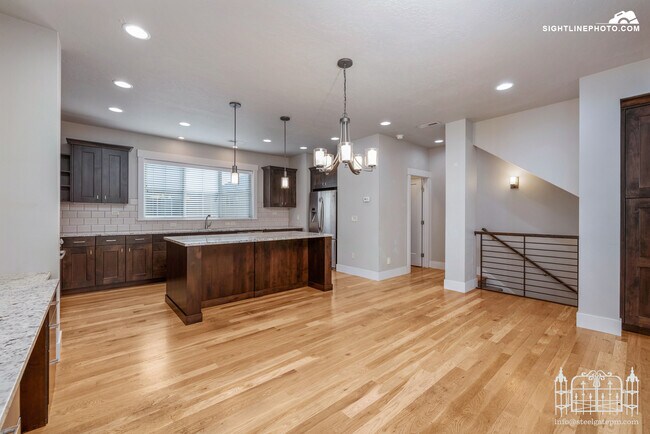 Building Photo - 3287 E Thoroughbred Ln