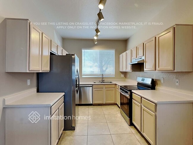 Foto del edificio - 15417 W Port Royale Ln