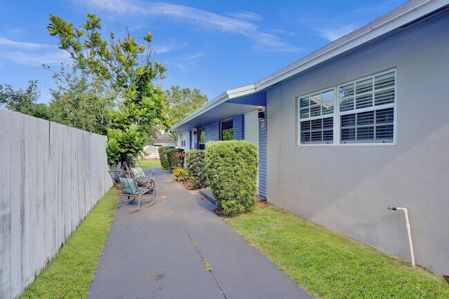 Building Photo - 343 SE 4th Ave