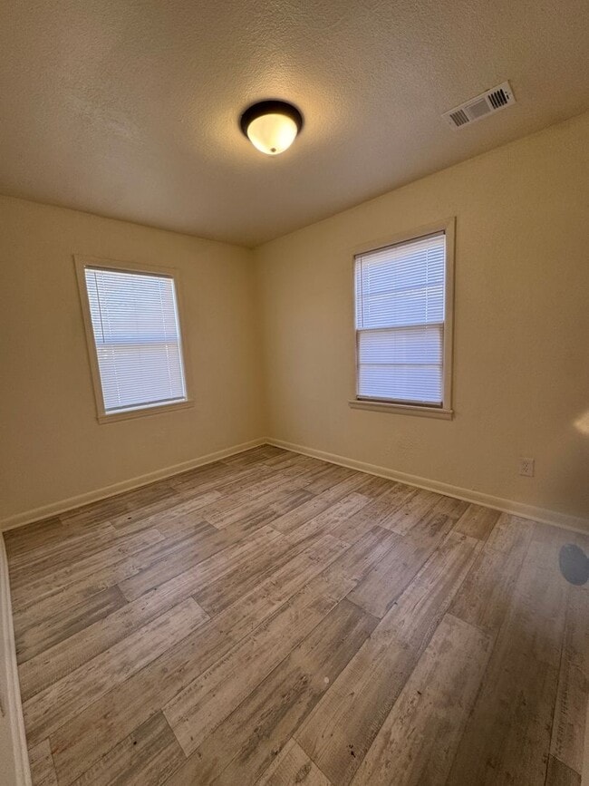 Building Photo - 212 S Magnolia Dr