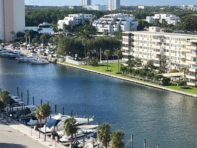 Foto del edificio - 100 Bayview Dr