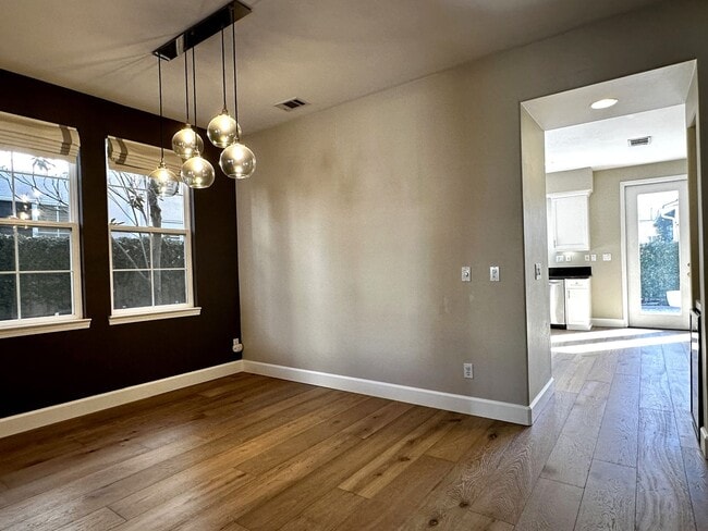 Building Photo - Gorgeous 4 bedroom, 2.5 bathroom home in H...