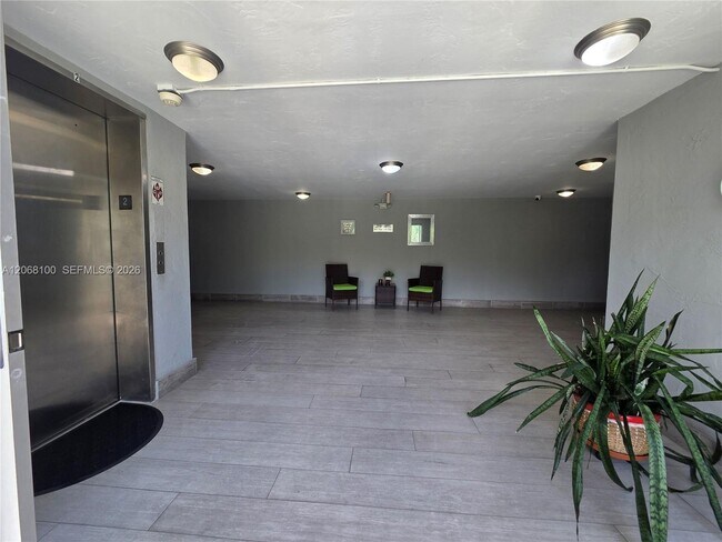 Foto del edificio - 7401 SW 82nd St