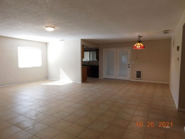 Foto del edificio - Charming 3-Bedroom Home with Solar, A/C & ...