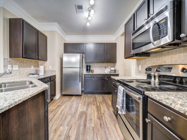 Cocina moderna con electrodomésticos de acero inoxidable - Waterstone at Brier Creek Apartments