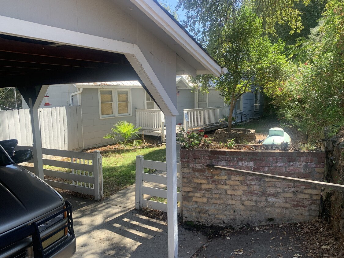 Foto principal - 182 E Live Oak Dr