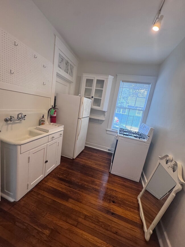 Kitchen - 7104 Spruce St