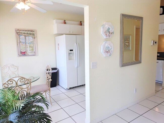 Foto del edificio - Annual Furnished - Attractive 2 Bedroom 2 Bathroom Plus a Den Condo with 2nd floor Reserve View!