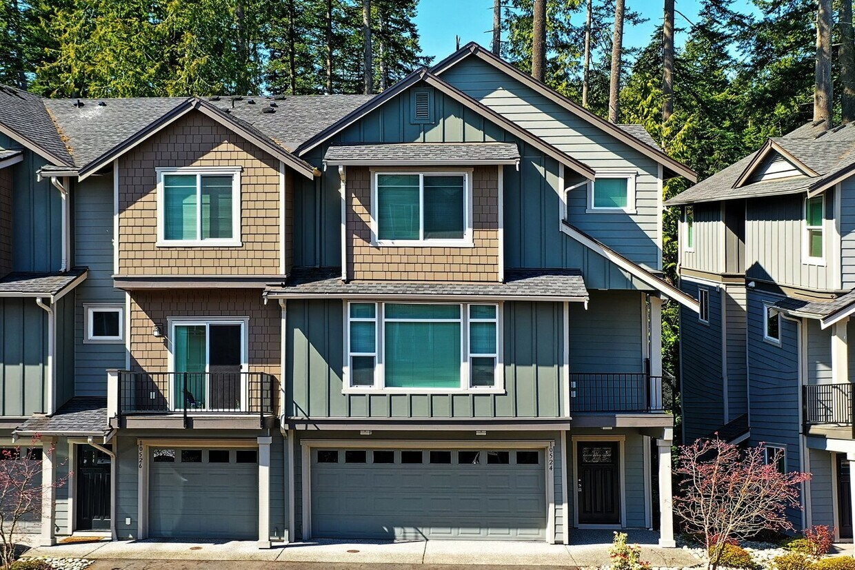Primary Photo - Luxury 4 Bdrm Townhome - Dual Primary Suites!