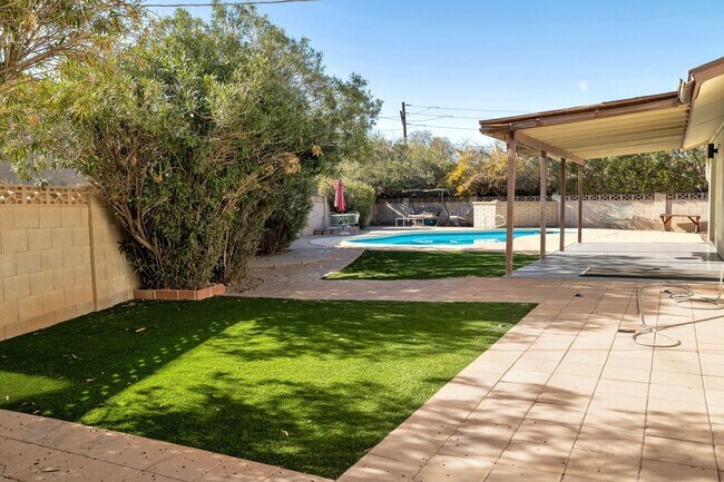 Foto del edificio - Large Trilevel home backing 60 with pool and close to ASU