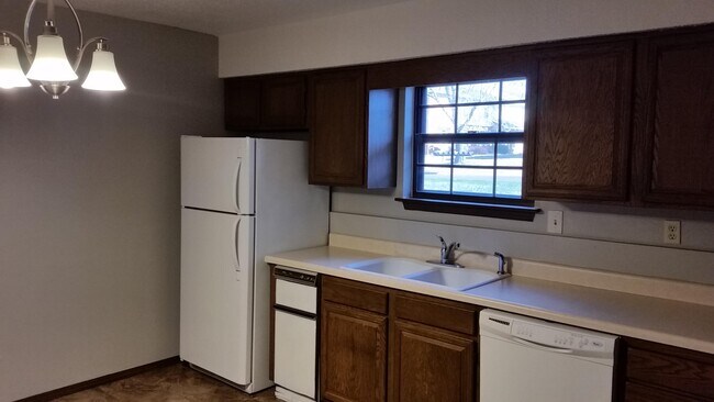 Building Photo - 1611 Lakewood Dr