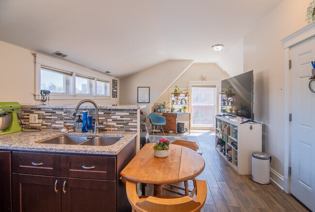Foto del edificio - 1252 W Elmdale Ave