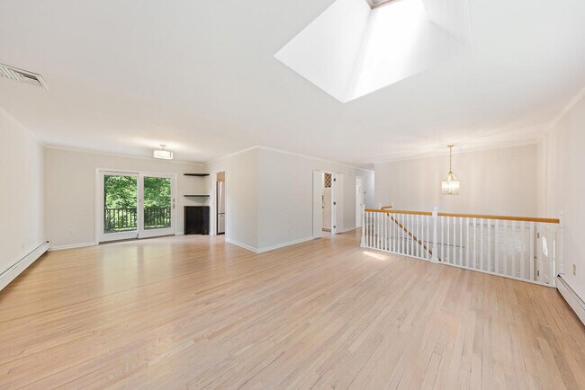 Building Photo - 156 Tokeneke Rd
