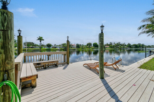 Foto del edificio - 8110 W Lake Dr