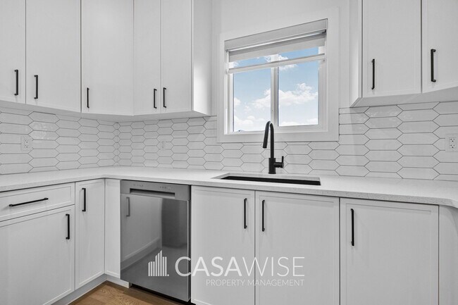 Building Photo - 9339-9222 222 St NW