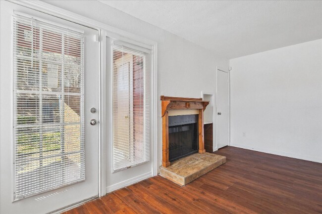 Foto del edificio - 9821 Walnut St