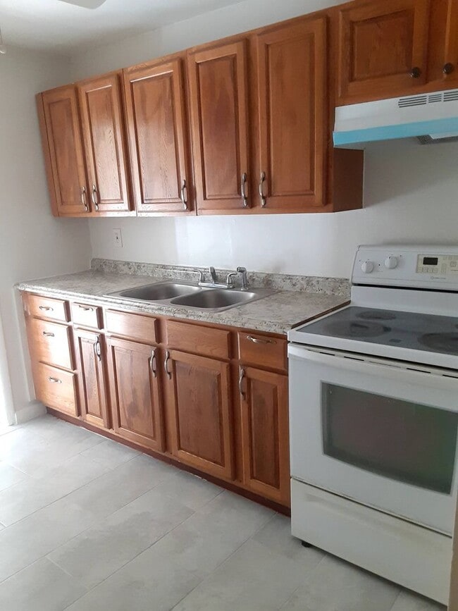 Building Photo - Charming 2/1 Single Family Home with large...