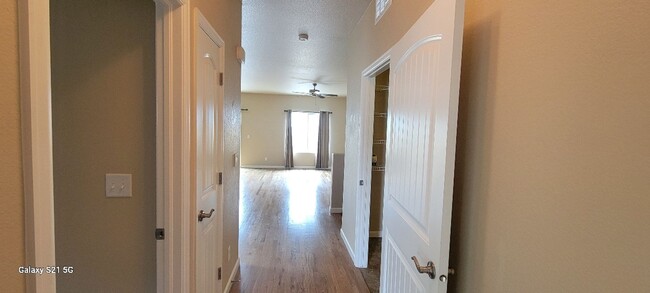 Building Photo - Beautiful 4 Bed 3 Bath Rental!