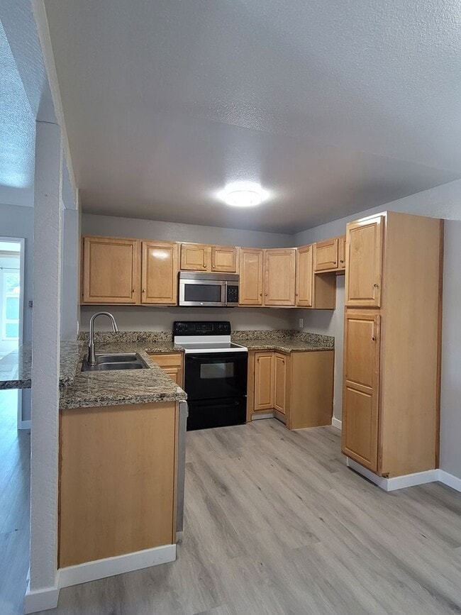 Foto del edificio - Peppertree Ventura Upper level 2+1 Condo w...