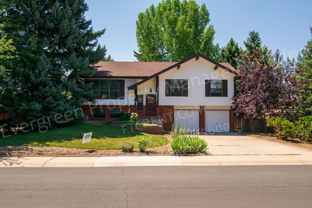Primary Photo - Fantastic 3 bedroom, 2 bathroom located in...