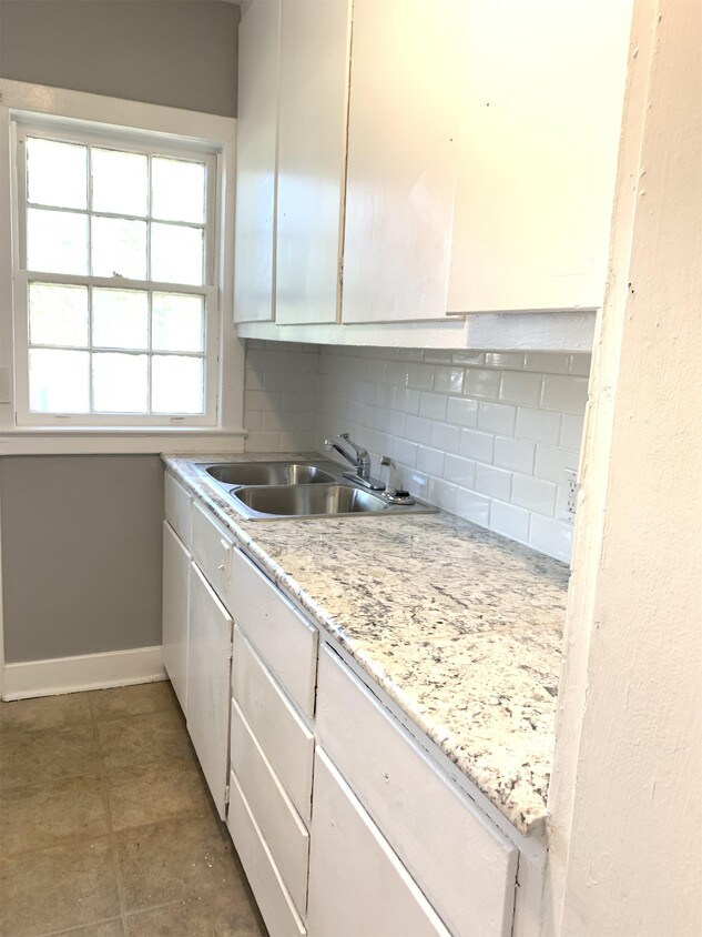 Primary Photo - 409 N Whitworth Ave